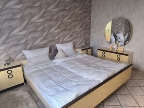 2 bedrooms, iron/ironing board, WiFi, bed sheets