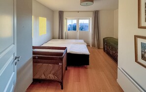 Travel crib, free WiFi - Awesome home in Egernsund with house sea view (Egernsund)