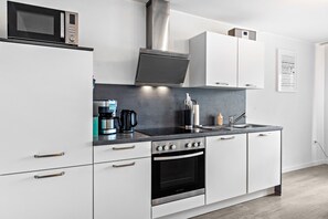 Een koelkast, een magnetron, een oven, een kookplaat