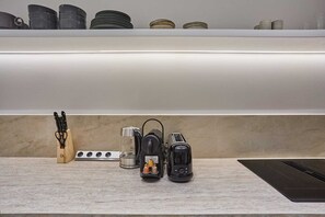 ثلاجة، ميكروويف، موقد طهي مسطح، ماكينة لصنع القهوة/الشاي