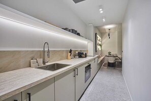 Réfrigérateur, micro-ondes, plaque de cuisson, cafetière/bouilloire