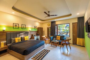 Premium Double Room with Balcony | Free WiFi, bed sheets - The Hosteller Rishikesh Laxman Jhula (Rishikesh)