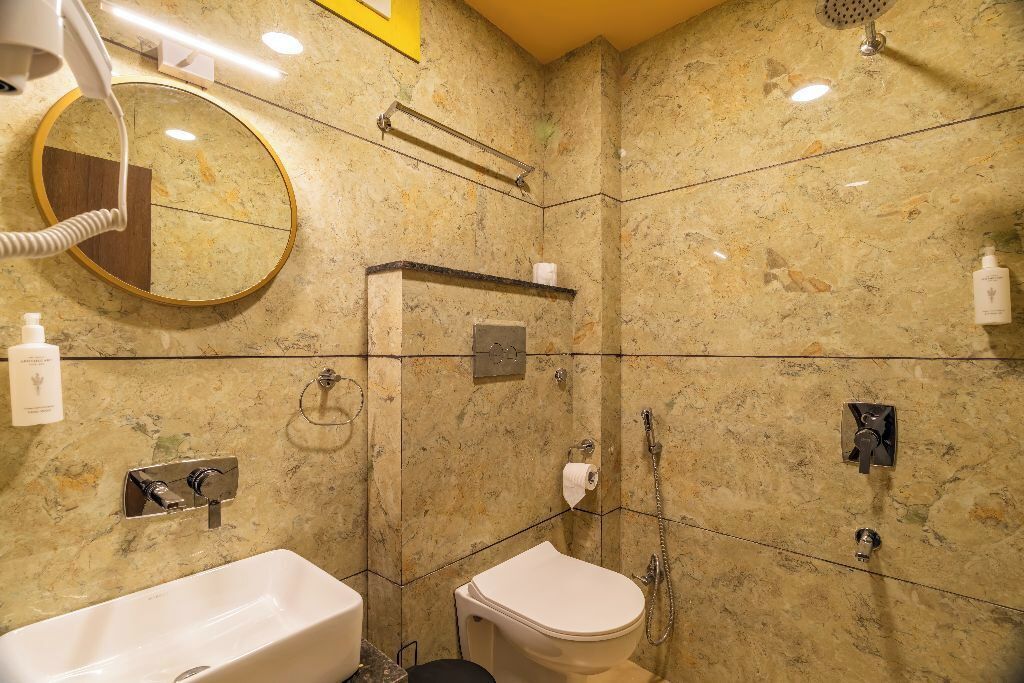 Un baño con lavabo, inodoro y ducha.