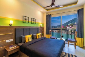 Deluxe Double Room with Balcony and River View | Free WiFi, bed sheets - The Hosteller Rishikesh Laxman Jhula (Rishikesh)