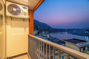 Balcony - The Hosteller Rishikesh Laxman Jhula (Rishikesh)