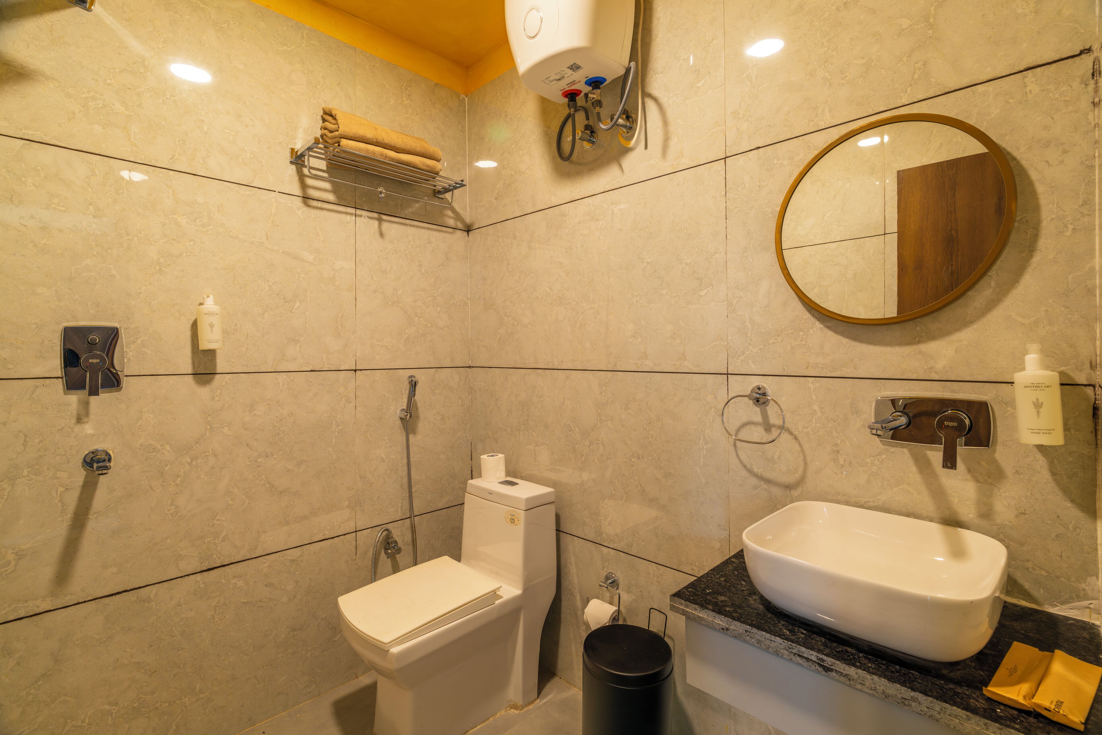 Un bagno moderno con toilette, lavandino e doccia.