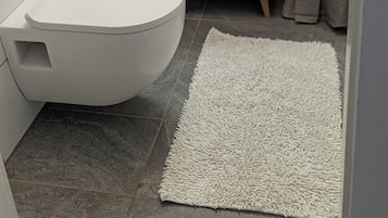 Een haardroger, handdoeken, zeep, toiletpapier