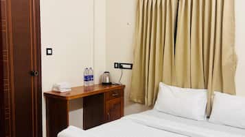 Escritorio, espacio para trabajar con laptop y wifi gratis