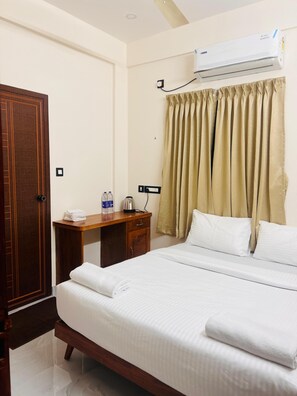 Classic Double Room | Desk, laptop workspace, free WiFi - Vallimony Luxury Stays-Padmanabha Temple (Thiruvananthapuram)