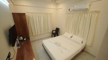 Escritorio, espacio para trabajar con laptop y wifi gratis