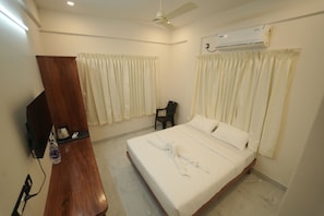 Deluxe Double Room | Desk, laptop workspace, free WiFi - Vallimony Luxury Stays-Padmanabha Temple (Thiruvananthapuram)