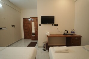 Desk, laptop workspace, iron/ironing board, free WiFi - Vallimony Luxury Stays-Padmanabha Temple (Thiruvananthapuram)