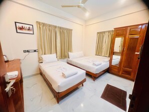 Deluxe Triple Room | Desk, laptop workspace, free WiFi - Vallimony Luxury Stays-Padmanabha Temple (Thiruvananthapuram)