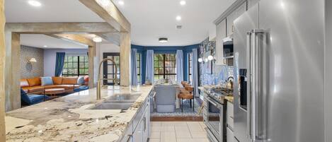 冷蔵庫、電子レンジ、オーブン、コンロ