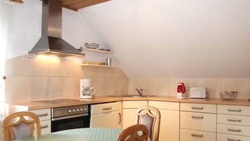 Een koelkast, een microgolfoven, een oven, een kookplaat