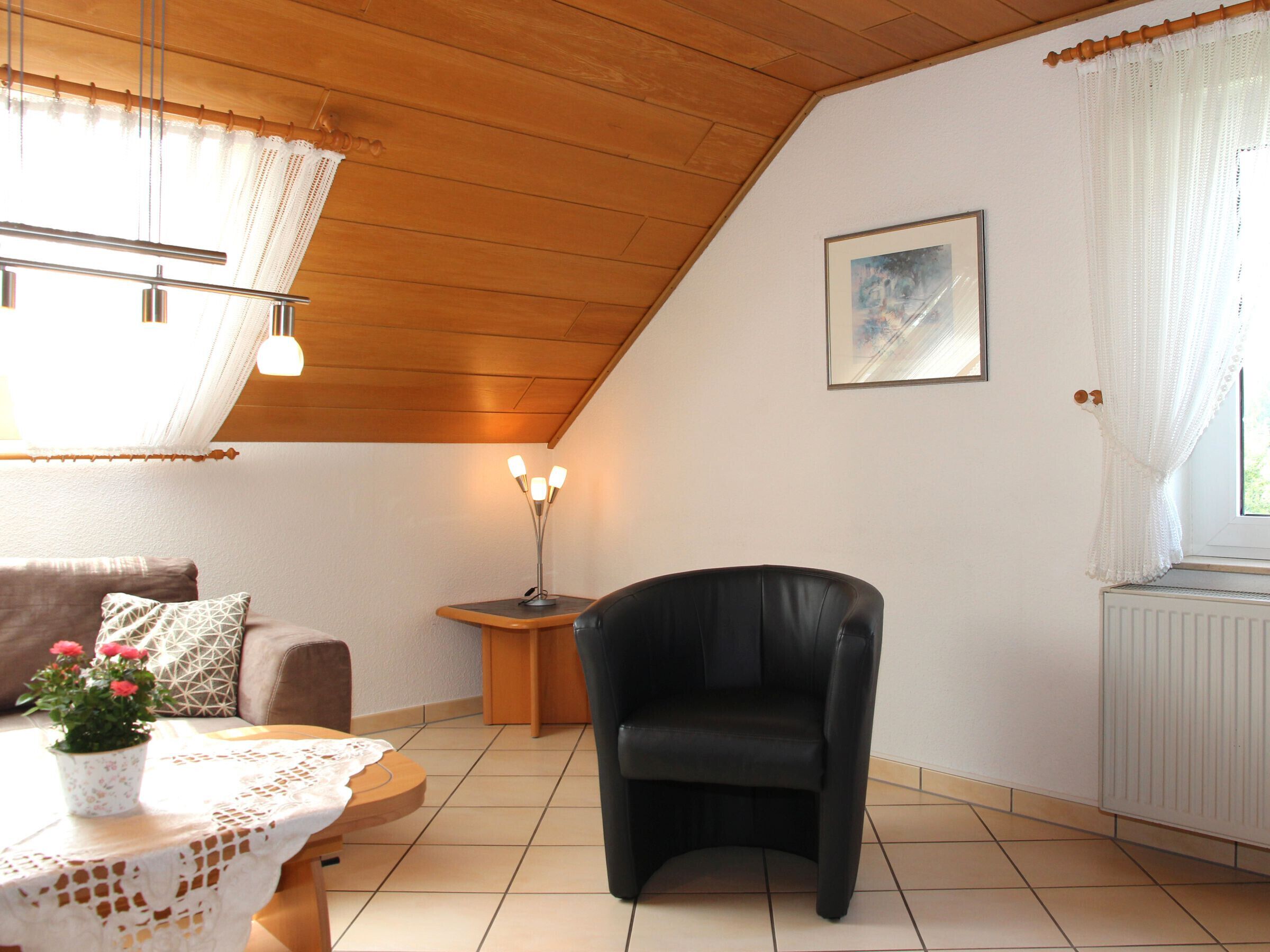 Een televisie en een stereo