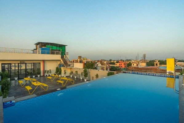 حمّام سباحة خارجي