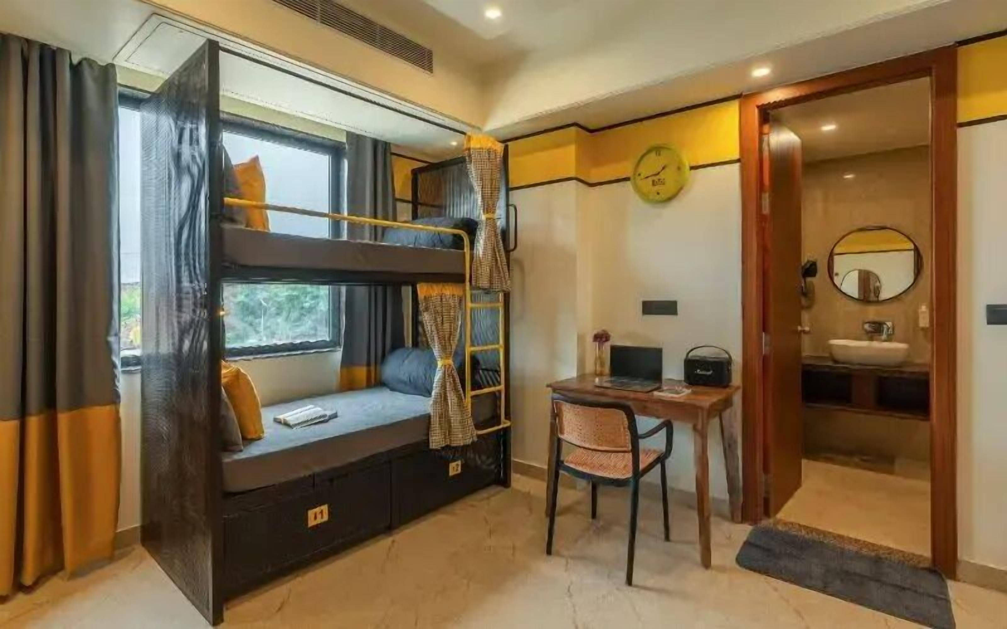 Gemeinsamer Comfort-Schlafsaal, Stadtblick | Kostenloses WLAN, Bettwäsche