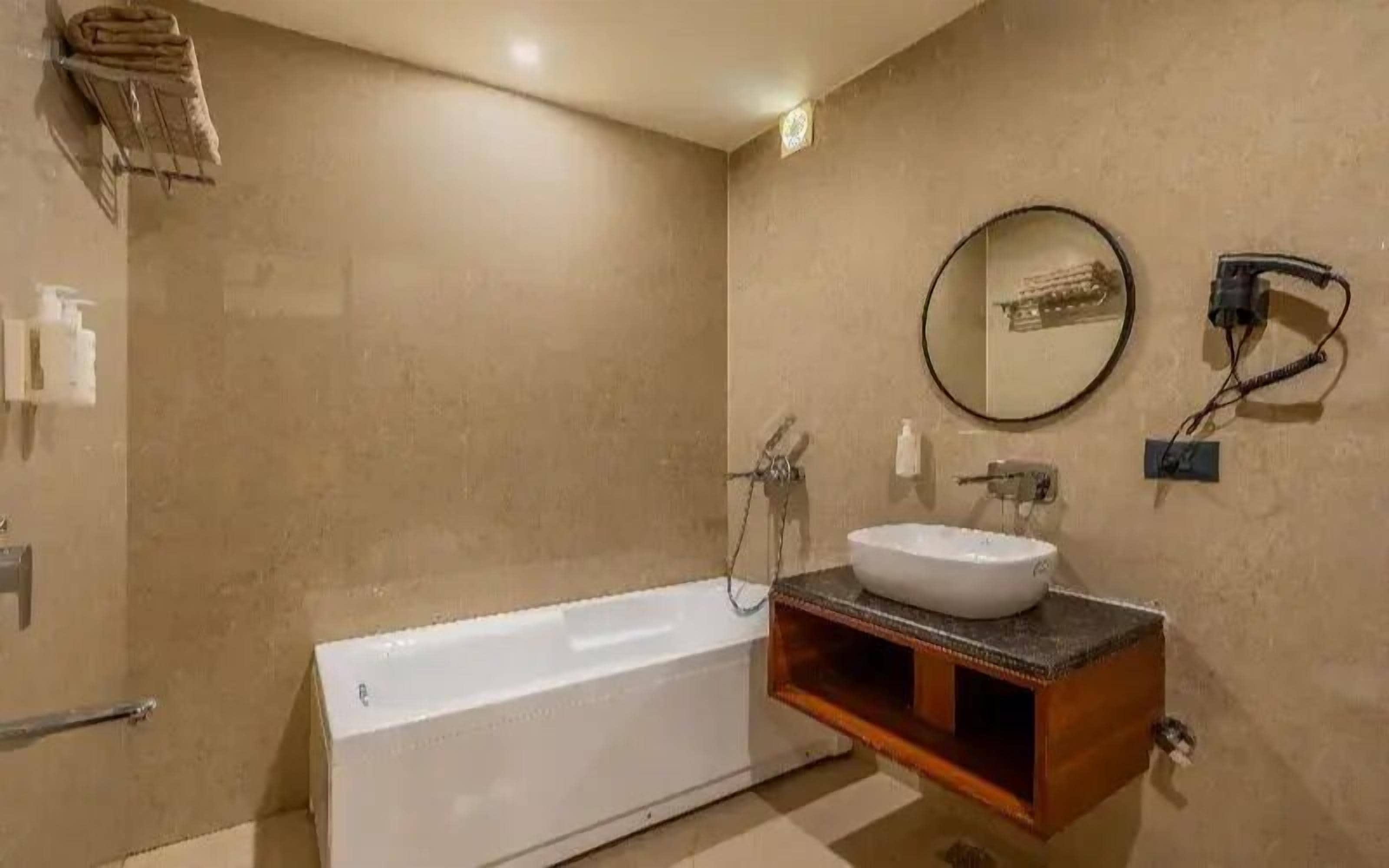 Un bagno moderno con una vasca, un lavandino e uno specchio.