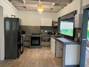 Fridge, microwave, oven, stovetop - Moorea Fare Korail-private pool and sea access-Temae (Moorea)