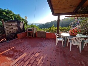 Outdoor dining - Villa Fiorita - Bouganville Apartment: Sea View, Private Pergola, Near Morcone Beach (Capoliveri)
