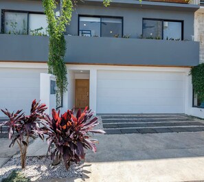 Property grounds - Entire home in Tamarindo, Costa Rica - 10 guests4 bedrooms6 beds3.5 baths (Tamarindo)