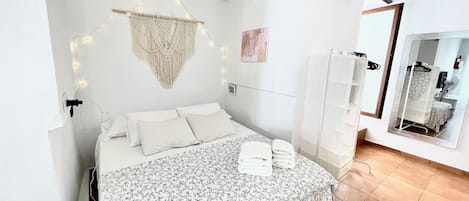 Iron/ironing board, WiFi, bed sheets