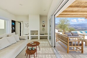 Books, stereo - Villa Eos - Exclusive Hideaway with Unmatched Sea Views and Privacy in Agiassos (Naxos)