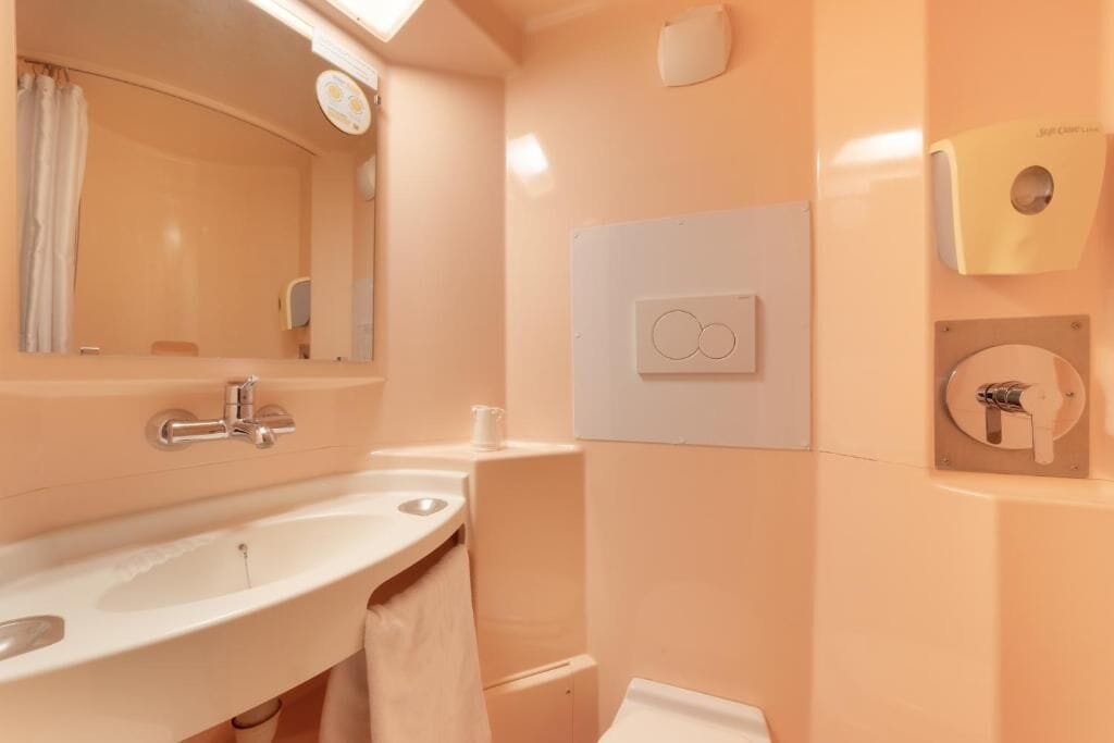 Douche, articles de toilette gratuits, savon, shampoing