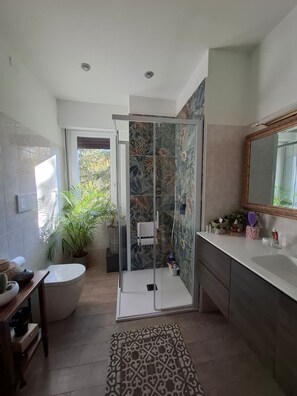 Shower, hair dryer, bidet, towels - Bright & Cozy Apartment with balcony in Trento (Trento)