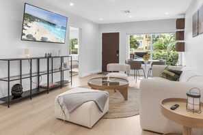 TV, books - 3BR HOUSE FULLY RENOVATED 2025: FENCED YARD/PATIO & CARPORT in NOHO ARTS DISTRICT p85 (Los Angeles)