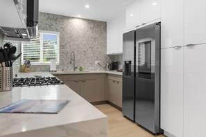 Fridge, microwave, oven, stovetop - 3BR HOUSE FULLY RENOVATED 2025: FENCED YARD/PATIO & CARPORT in NOHO ARTS DISTRICT p85 (Los Angeles)