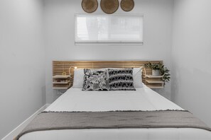 3 bedrooms, desk, iron/ironing board, WiFi - 3BR HOUSE FULLY RENOVATED 2025: FENCED YARD/PATIO & CARPORT in NOHO ARTS DISTRICT p85 (Los Angeles)