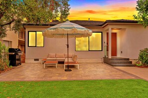 Terrace/patio - 3BR HOUSE FULLY RENOVATED 2025: FENCED YARD/PATIO & CARPORT in NOHO ARTS DISTRICT p85 (Los Angeles)