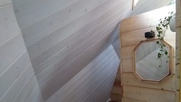 Dusj, håndklær, såpe og toalettpapir