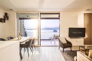 TV, stereo - Casa Azura - Dreamview Waterfront in Torri with Pool (Torri del Benaco)