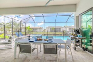 Outdoor dining - Villa Sunshine (Cape Coral)