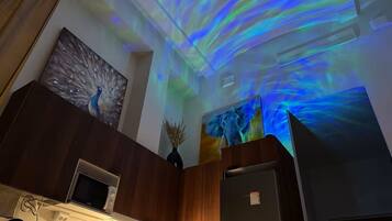 Comfort kamer | Gemeenschappelijke keuken | Een koelkast met diepvriezer, een microgolfoven, een oven, een kookplaat