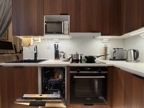 Chambre Confort | Cuisine partagée | Grand réfrigérateur, micro-ondes, four, plaque de cuisson