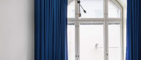 Comfort Room | Blackout curtains, free WiFi