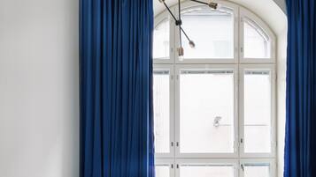 Comfort Room | Blackout curtains, free WiFi