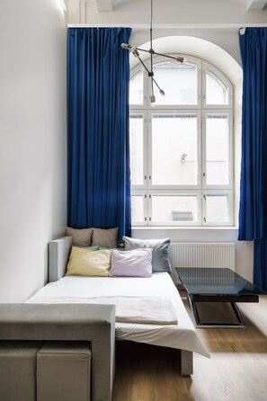 Comfort Room | Blackout drapes, free WiFi