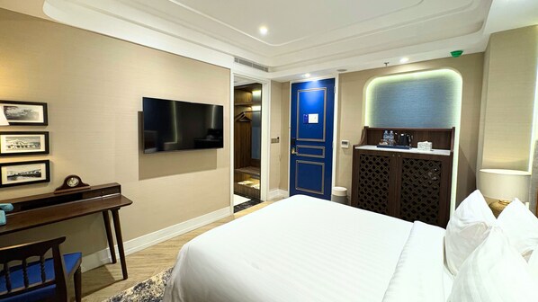 Superior Queen with Air Purifier | In-room safe, blackout drapes, free WiFi, bed sheets