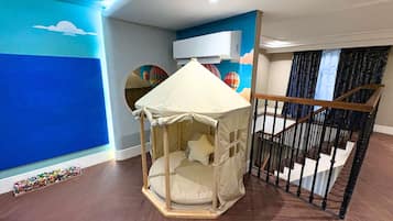 Family Duplex with Air Purifier | In-room safe, blackout curtains, free WiFi, bed sheets