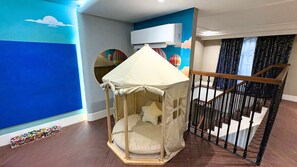 خزنة داخل الغرفة وستائر تعتيم وواي فاي مجانًا