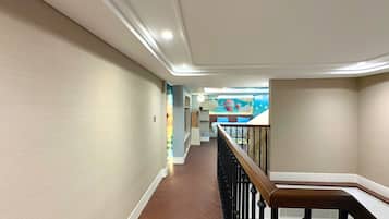 Pengeskab på værelset, mørklægningsgardiner, gratis Wi-Fi