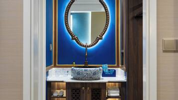 Superior Queen with Air Purifier | Brankas, tirai kedap cahaya, Wi-Fi gratis, dan seprai linen