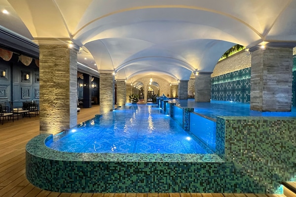 Kolam renang tertutup