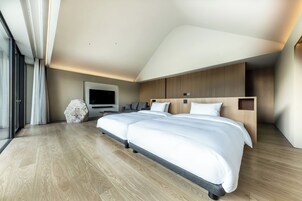 Caja de seguridad en la habitación, escritorio y cortinas blackout 