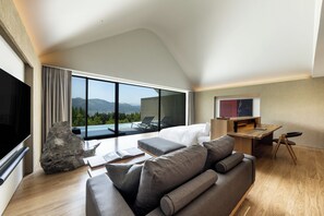 Luxury Villa | In-room safe, desk, blackout drapes, soundproofing